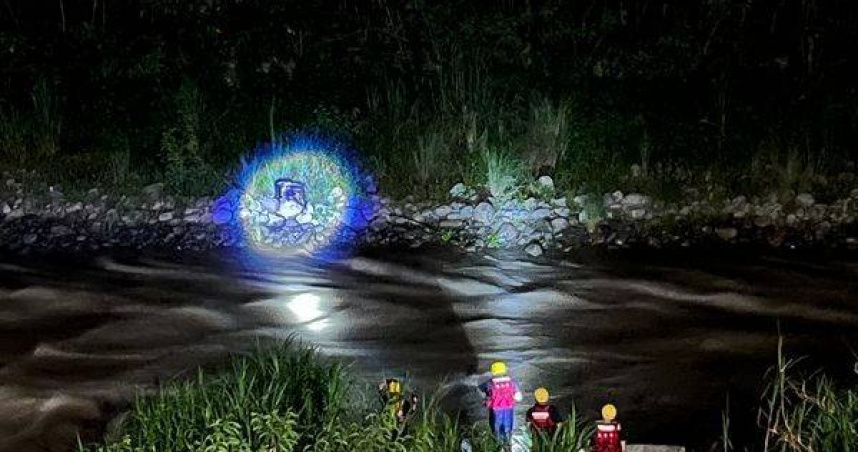 釣客沙洲受困4小時消防拋繩槍救援。（圖／翻攝畫面）