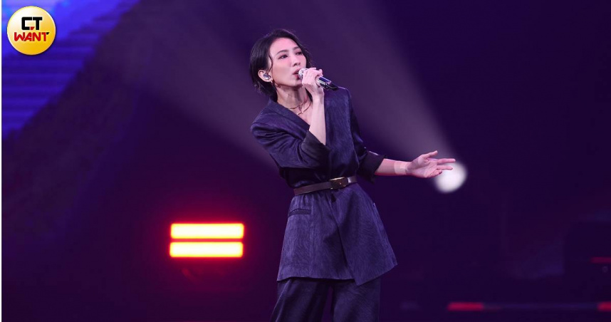 戴佩妮出席「hito流行音樂獎頒獎典禮」並演唱〈雙生火焰〉。（圖／焦正德攝）