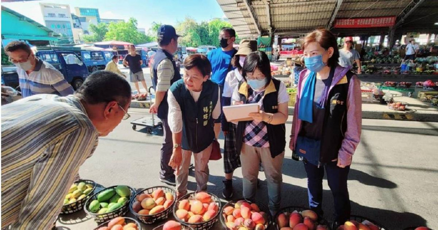 台南市法制處長楊璿圓（左2）與消保官馮祺雯等相關單位，到玉井青果集貨場稽查芒果分裝銷售的品質及價格。（圖／台南市法制處圖片／中國時報記者郭良傑台南傳真）