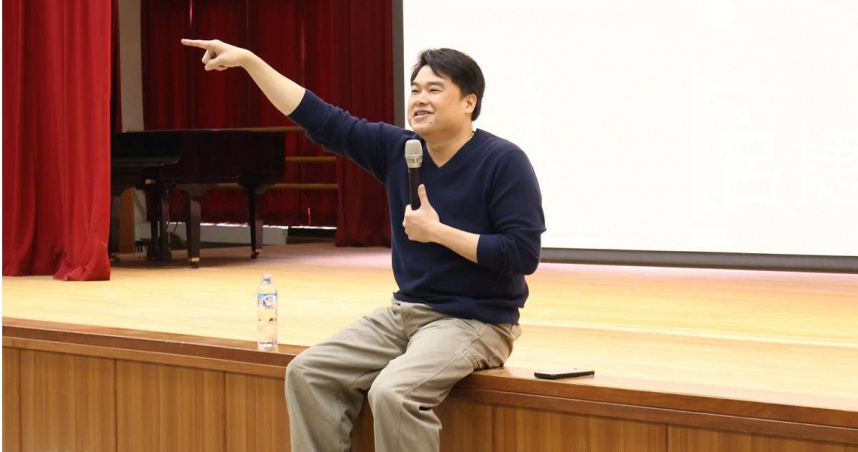 歷史補教名師呂捷日前在網路上遭民眾黨支持群眾「小草」造謠誹謗，因此決定狀告法院，並將這名小草事後向他道歉的過程PO上網路，就此成為「小草公敵」，引來大批網路圍攻。（圖／翻攝FB／呂捷）