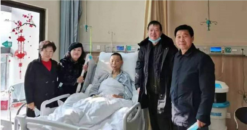 2021年過年時，杜新枝的姐姐與姐夫曾前往杭州樹蘭醫院探視正在接受治療的姚策。（圖／翻攝自網路影片）