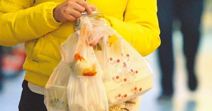 環境部資源循環署今天表示，規畫限用品項新增零售商品跟網購包裝，明起到8月底開放「減量里程碑許願池」專區，盼能廣納民眾的建議跟期望。圖為民眾購買商品時常常拿著許多塑膠袋。（圖／報系資料照）