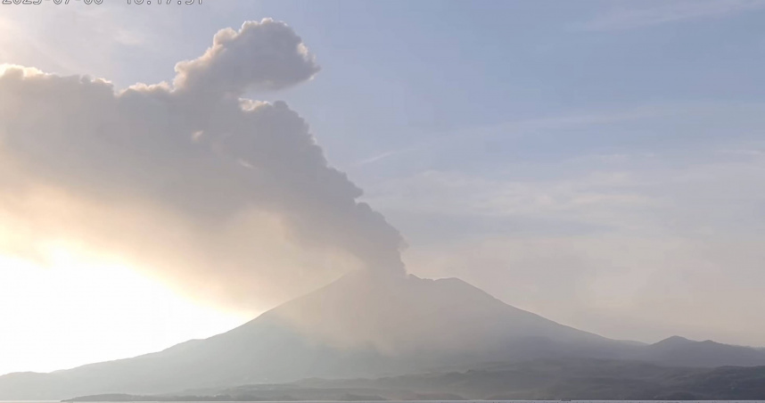 日本櫻島火山6日上午噴發，火山噴煙衝到3000公尺。（圖／翻攝自YouTube／財宝公式チャンネル）