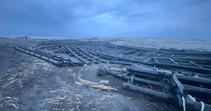 陳菁徽質疑，經濟部是否既蠢又壞，才堅持否認因颱風散落在屏東海邊的光電浮台，沒有裝台陽能光電板？但就算散落浮台，也能製造大型海上垃圾，盼民進黨與經濟部回頭是岸，重行檢討綠能政策（圖／陳菁徽提供）