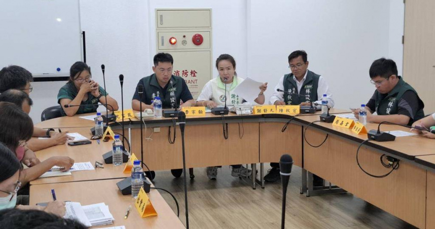 台南市議員謝舒凡（右三）18日在風災說明會中，痛批有災民為了找工人維修家園，還遭詐騙19萬元。（圖／中國時報記者程炳璋攝）