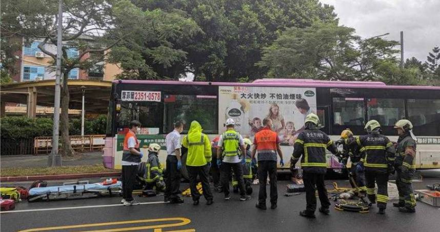 部立桃園醫院乳房外科主任周佳正行經台北市愛國西路行人穿越道時，遭未禮讓行人的公車撞上。（圖／警方提供）