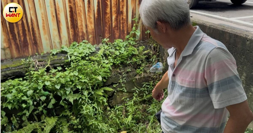 立泰里里長許文章透露上週日就看見行李箱，昨日聞到惡臭報案才得知是棄屍案。（圖／沈建邦攝）