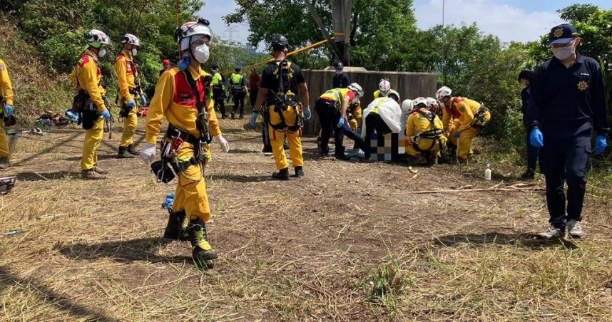 桃園市龜山區某高壓電塔6日下午發現有民眾陳屍，特搜人員7日下遺體移至地面。（圖／翻攝畫面）