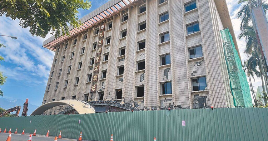 花蓮國軍英雄館去年受0403花蓮大地震影響，主建物7日起開始拆除，預計明年2月3日完成。（圖／中國時報王志偉攝）