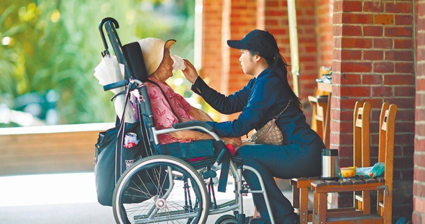 80歲以上免巴氏量表聘僱外籍看護，8月1日上路以來，每天有逾百名雇主登記求才。（圖／報系資料照片）