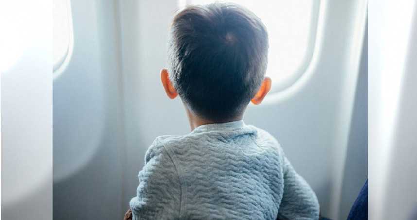 國外一對夫妻將10歲兒子留在機場後獨自登機，即便機長廣播尋人也裝沒事，不久後遭警方識破並逮捕。（示意圖／Unsplash）