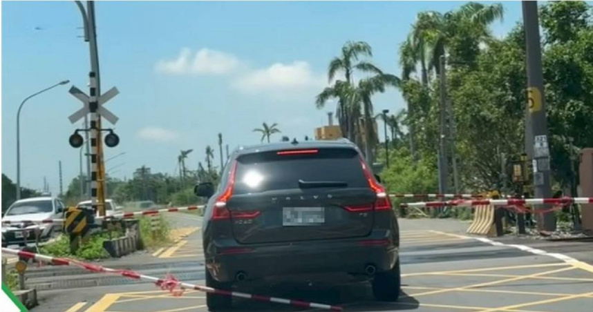 黑色Volvo闖平交道卡柵欄。（圖／翻攝畫面）