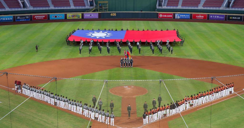 睽違8年，直升機再度造訪桃園棒球場，帶給現場觀眾最震撼的開球表演。為慶祝九三軍人節，陸軍司令部22日晚間配合國防部軍人節系列活動，於樂天桃園棒球場舉行「敬軍職棒主題賽」職棒開球活動。（圖／陸軍司令部提供）