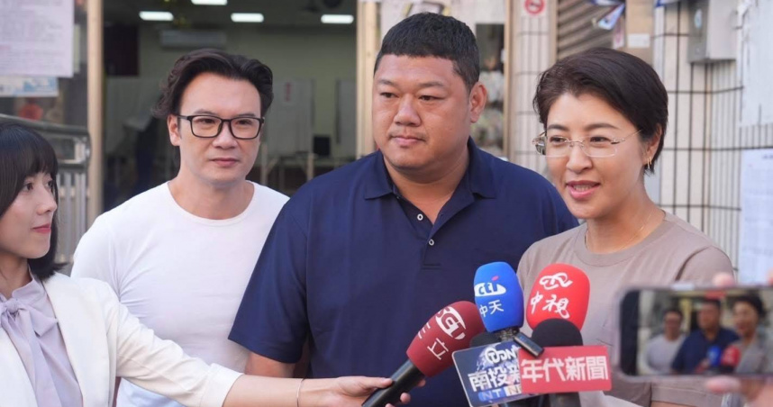 國民黨立委游顥（中）感謝選民支持共同度過罷免案，並呼籲社會放下對立，共同為地方市政努力。（圖／翻攝自許淑華臉書）