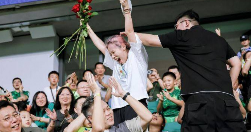 北京國安主場驚喜求婚，女球迷七夕浪漫反向告白。（圖／翻攝自極目新聞）