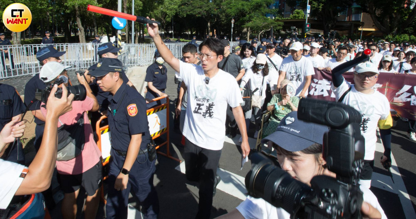 民眾黨舉行「司法改革公民走讀」活動，現場因路權問題爆發推擠衝突。（圖／黃威彬攝）
