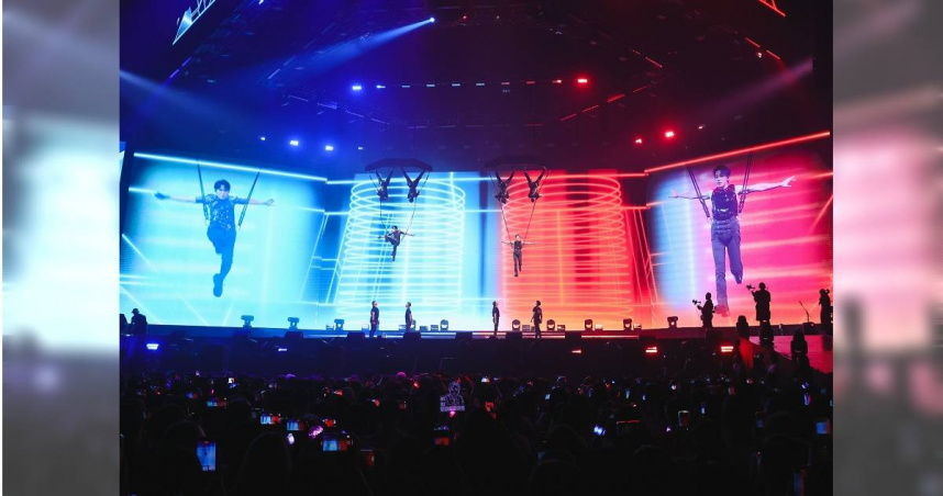 牛奶、坤達登上10米高空挑戰極限。（圖／相信音樂提供）