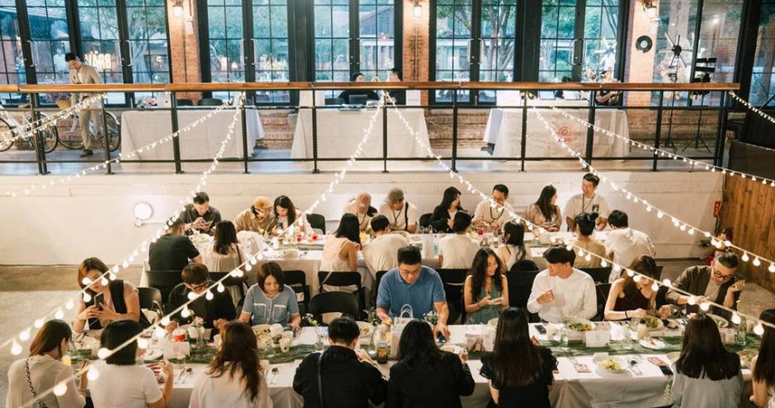 美軍俱樂部將深3公尺的泳池化身婚禮場地，大樂司介紹，長桌亦可設於平面層，泳池作為舞池使用。（圖／The Stage美式婚禮婚紗攝影提供）