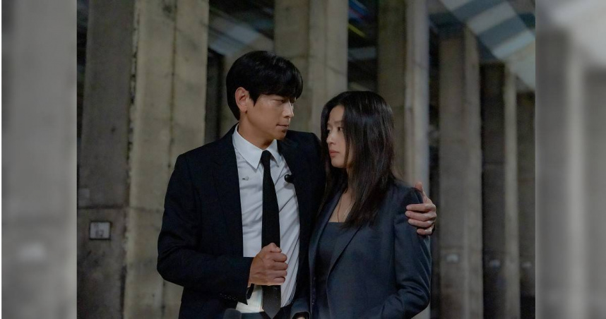 全智賢（右）在戲中為了追查真相決定接替丈夫參選，姜棟元（左）成為她的貼身保鑣並展開直球攻勢。（圖／Disney+提供）