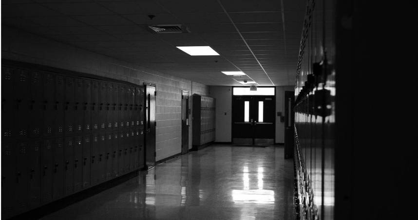 宜蘭縣某高職一名16歲高職2年級男學生，在課堂上持水果刀朝同學背部猛刺2刀。（圖／翻攝unsplash）