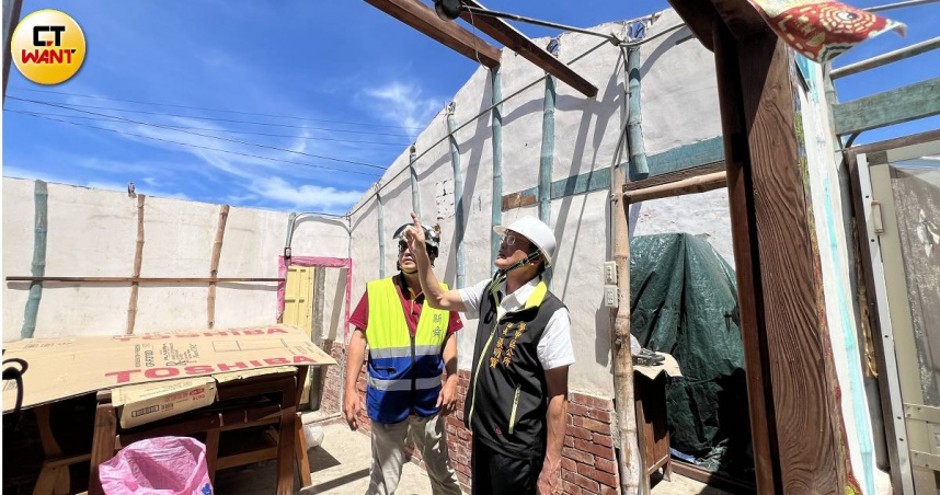 台南市學甲區長張明寶（右起）與協助修繕的新舜營造代表拜訪弱勢戶，關心屋頂修理情況。（圖／劉耿豪攝）