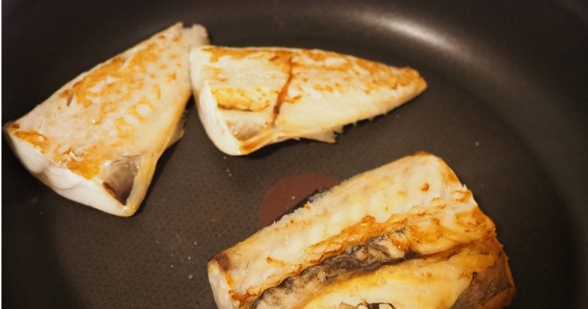 婆婆嫌媳婦不會煎魚遭反嗆。（示意圖／photoAC）