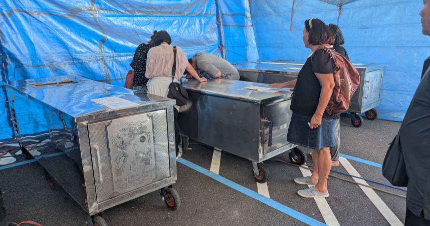 馬太鞍溪堰塞湖溢流事故，釀成15死慘案，家屬崩潰趴在冰櫃上痛吼，「我沒有阿嬤了」。（圖／林冠吟攝）