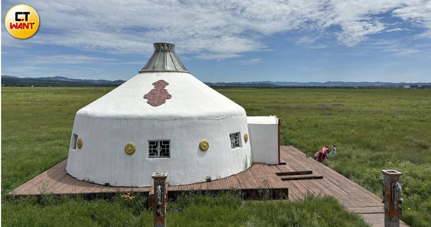 經過多年的生態修復，敕勒川草原重回「天蒼蒼，野茫茫，風吹草低見牛羊」的草原風光。（圖╱王若攝）