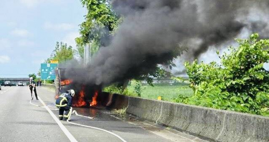 台82線嘉義路段小貨車起火燃燒，消防隊員緊急滅火。（圖／翻攝畫面）