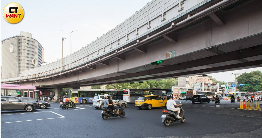 台北市公館圓環拆除後在昨（30）日迎來首個上班日。（圖／黃威彬攝）