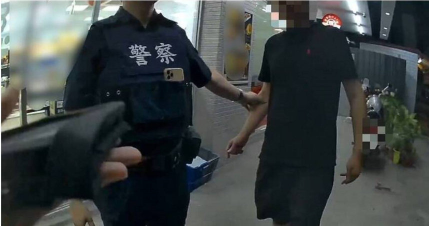 高雄男子凌晨到超商買菸未攜帶證件，與店員發生爭執後報警處理。（圖／翻攝畫面）