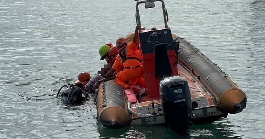 屏東縣枋寮鄉今天（7）日下午發生一起駭人意外，一輛汽車疑因倒車不慎墜入枋寮漁港。（圖／海巡署提供）
