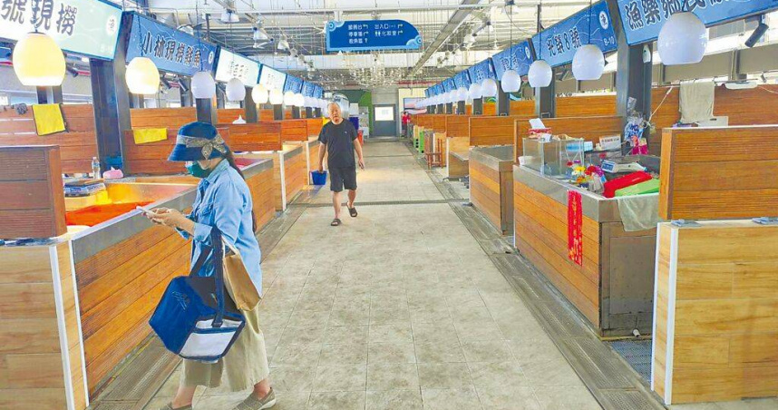 台中市松柏漁港生鱻市集攤販經常營業半天就關門，12日接近中午時間，市集就變得冷清、人潮稀少。（圖／中國時報李京昇攝）