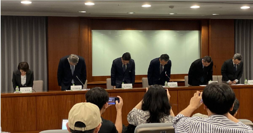 長榮航空總經理孫嘉明率六名高階主管出席記者會，向病逝空服員家屬鞠躬致歉。（圖／報系資料照）