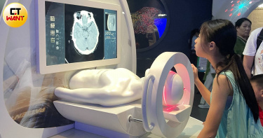 在今年才開幕的深圳科技館裡，一位張姓高中生家長訝異發現，5歲的孩子在玩核磁共振模型，「這樣的科普部署，太超前！」（圖／何曼卿攝）