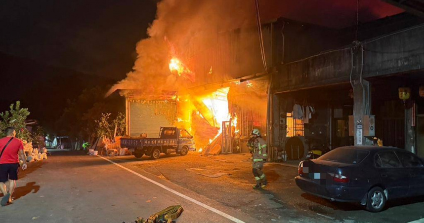 新北市新莊壽山路一處工廠倉庫19日傍晚突發火警，現場火勢猛烈、濃煙密布，消防人員趕抵搶救中。（圖／警方提供）