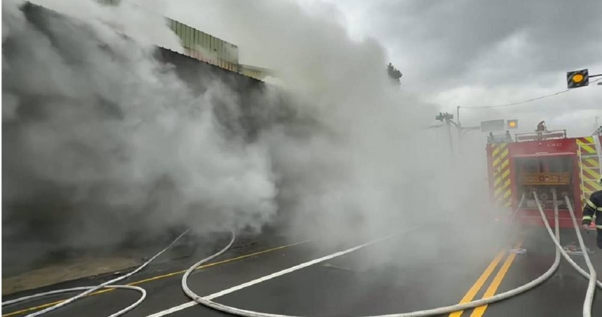桃園倉庫清晨突燃烈火。（圖 ／翻攝畫面）