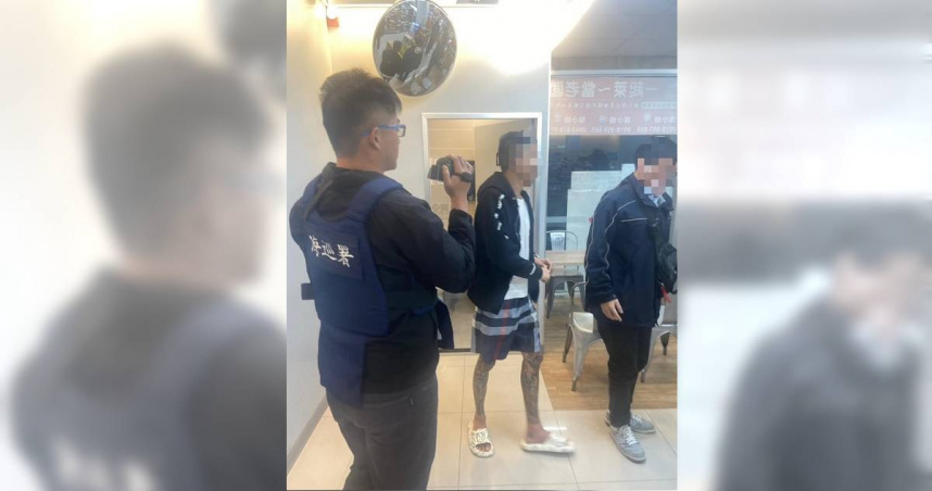 黃男車內驚藏改造手槍與子彈嚇壞業者。（圖／翻攝畫面）