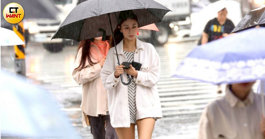 北部近日豪大雨不斷，潮濕氣候讓衣物難乾、空氣悶濕，更讓家中壁癌、黴菌與塵蟎問題浮現。（圖／方萬民攝）