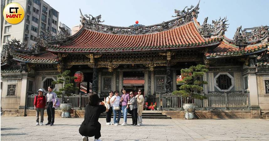 台北萬華龍山寺外出現疑似以千元現金換取雙證件影本的攤位，引發關注。（示意圖／趙世勳攝）