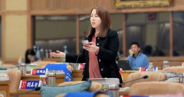 市議員劉美芳5日質詢時針對通學道路安全提出質疑，呼籲是否全面改善。（圖／翻攝畫面）