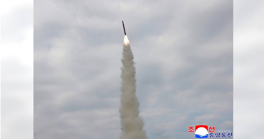 平壤上個月28日在北韓境內某處秘密地點進行了飛彈試射。（圖／達志／美聯社）