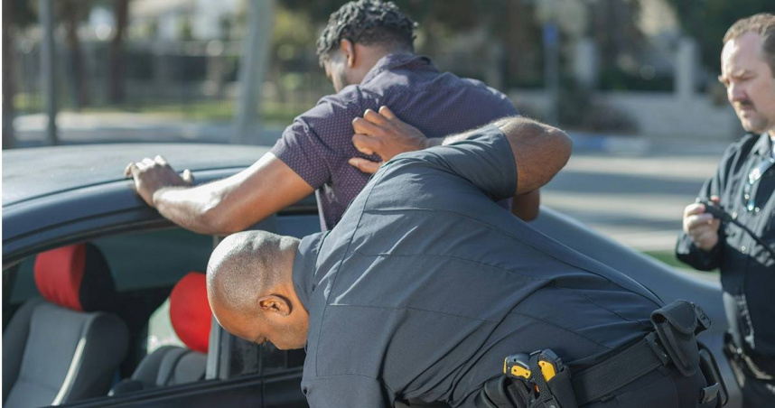 菲律賓一名警官在變裝後搶劫便利超商，卻在逃離現場時與趕到的警察發生駁火，遭同僚當場擊斃。（示意圖／翻攝pexels）