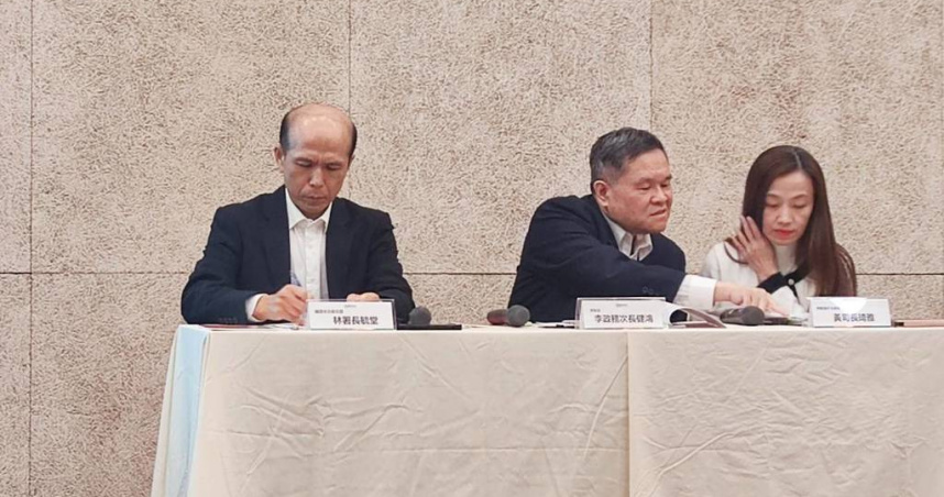 勞動部今天說明病假權改革事宜。中為勞動部次長李健鴻。（圖／中國時報林良齊攝）