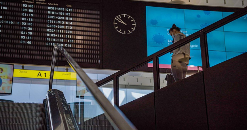 男子出國旅行不辦網卡，僅靠熱點與免費WiFi應付全程，僅傳「早安」「晚安」訊息給女友。（示意圖／Pixabay）