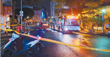 去年9月發生的東海女大生遭巨業客運輾斃案，24日第3度調解仍破局，施姓公車駕駛坦承事發當天已超時上工，導致保險公司拒賠。（民眾提供／林弘笙台中傳真）