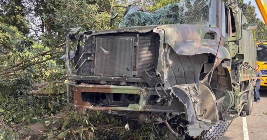 軍用卡車下坡突失控猛撞護欄行道樹2士官受傷送醫。（圖 ／翻攝畫面）