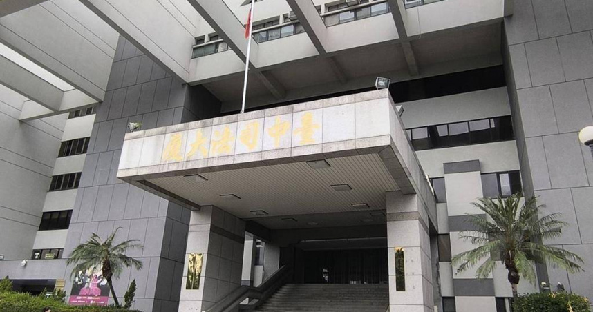 台中男吸毒失控闖泳池持槍瞄準6歲女童「扣扳機」驚悚瞬間曝光。（圖 ／翻攝畫面）