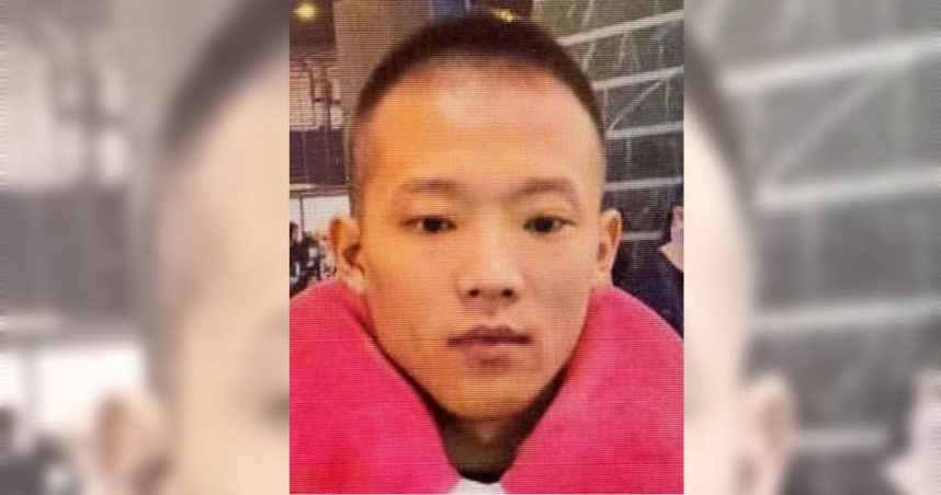 范嘉榮5月時因閃兵案而遭拘提，後又策畫高雄槍擊案，現已潛逃出境，遭檢方發布通緝。（圖／翻攝畫面）