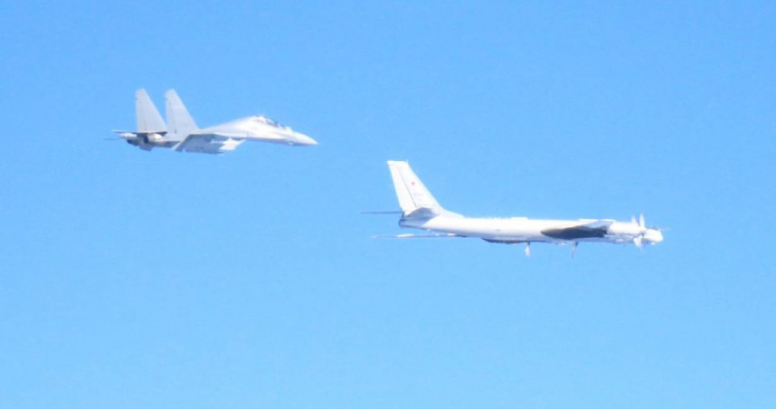 日本自衛隊拍攝中俄轟炸機、戰鬥機聯合飛越日本海域。（圖／翻攝自X@shinjirokoiz）